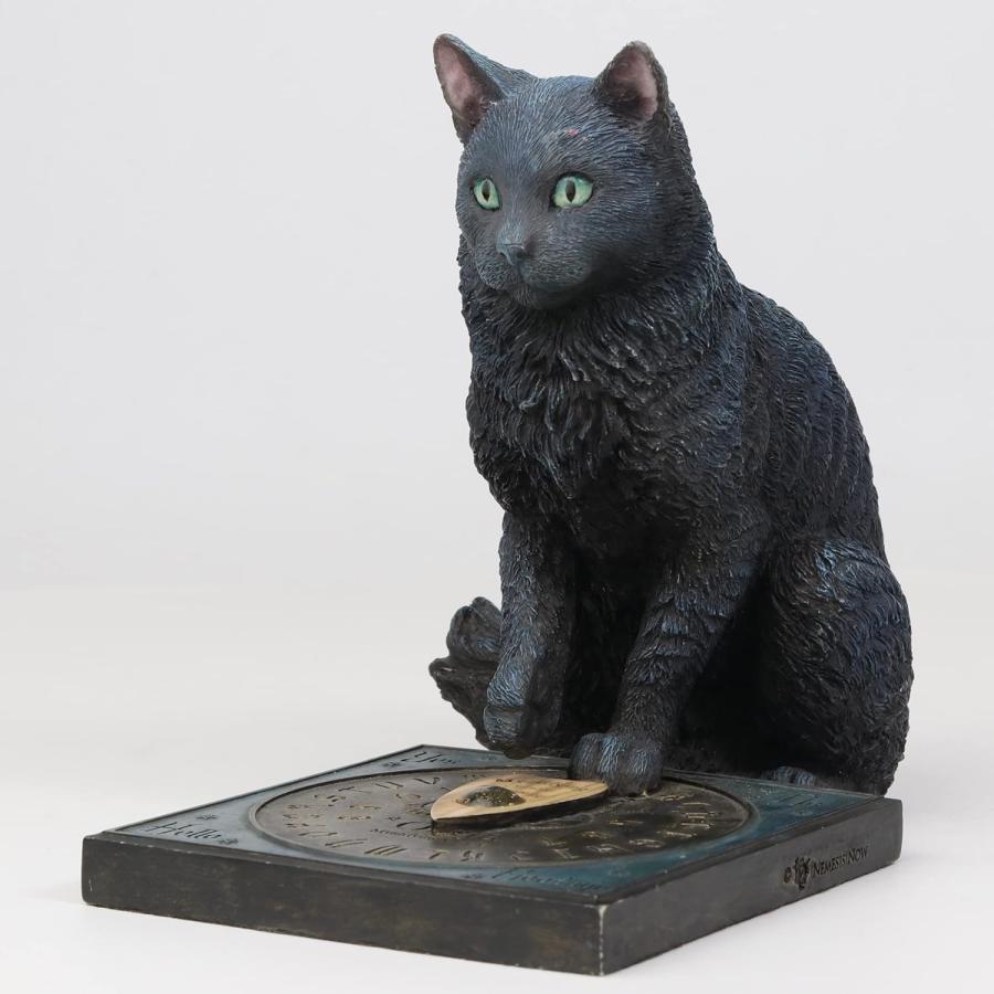 精霊板の前に座って「主の声」を待っている神秘的な黒猫彫像ねこ置物