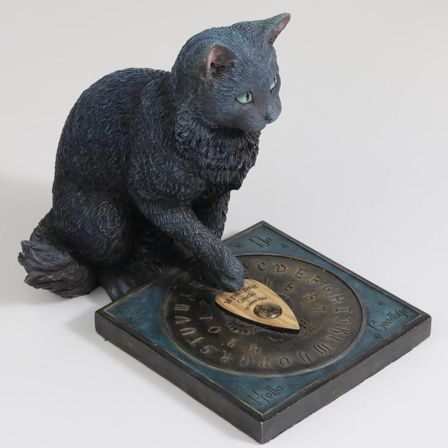 精霊板の前に座って「主の声」を待っている神秘的な黒猫彫像ねこ置物