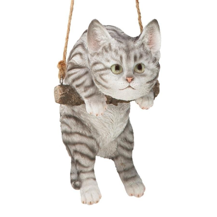 止まり木に乗った灰色のトラ猫の彫像吊り下げられたネコ彫刻カワイイ