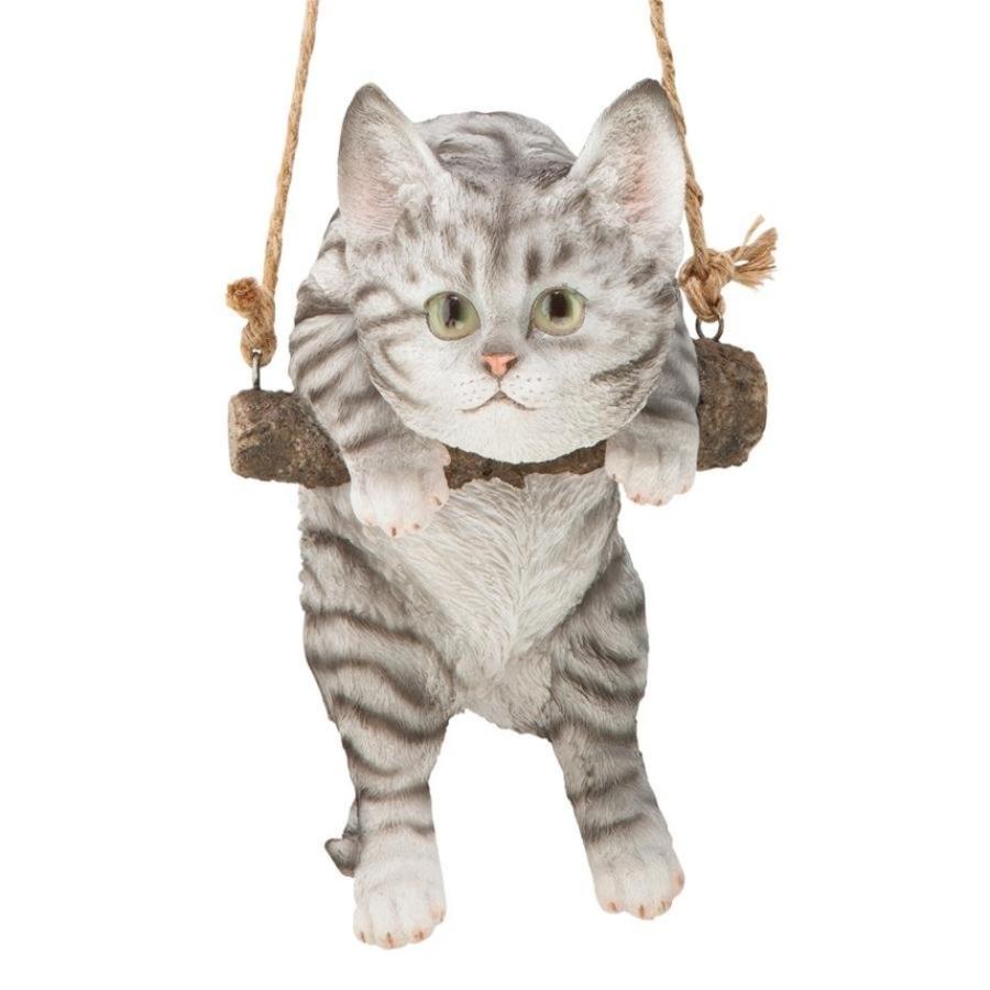 止まり木に乗った灰色のトラ猫の彫像吊り下げられたネコ彫刻カワイイ