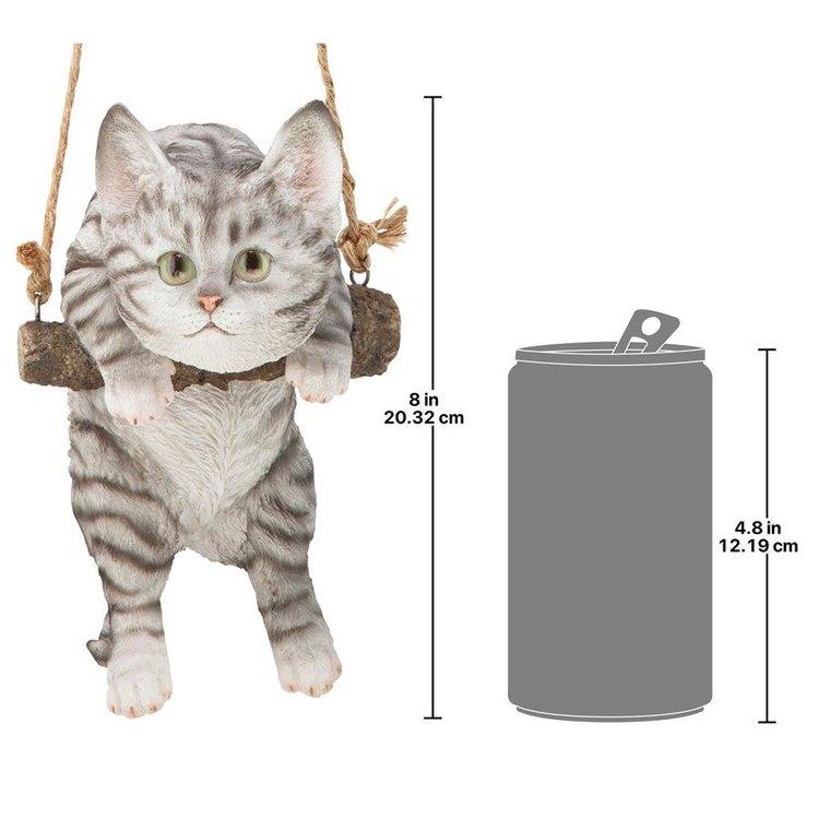 止まり木に乗った灰色のトラ猫の彫像吊り下げられたネコ彫刻カワイイ