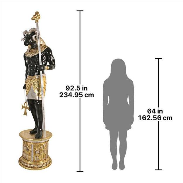 古代エジプトの偉大な統治者であり寺院の柱の頂上にある等身大の 古代エジプトの偉大な統治者であり寺院の柱の頂上にある等身大の