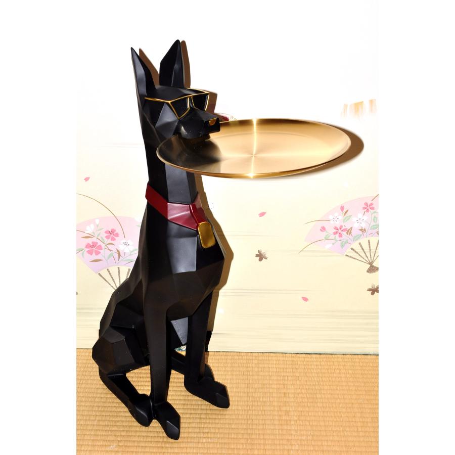 セール！ゴールド色のトレイを咥えた、ドーベルマン犬 小物テーブル