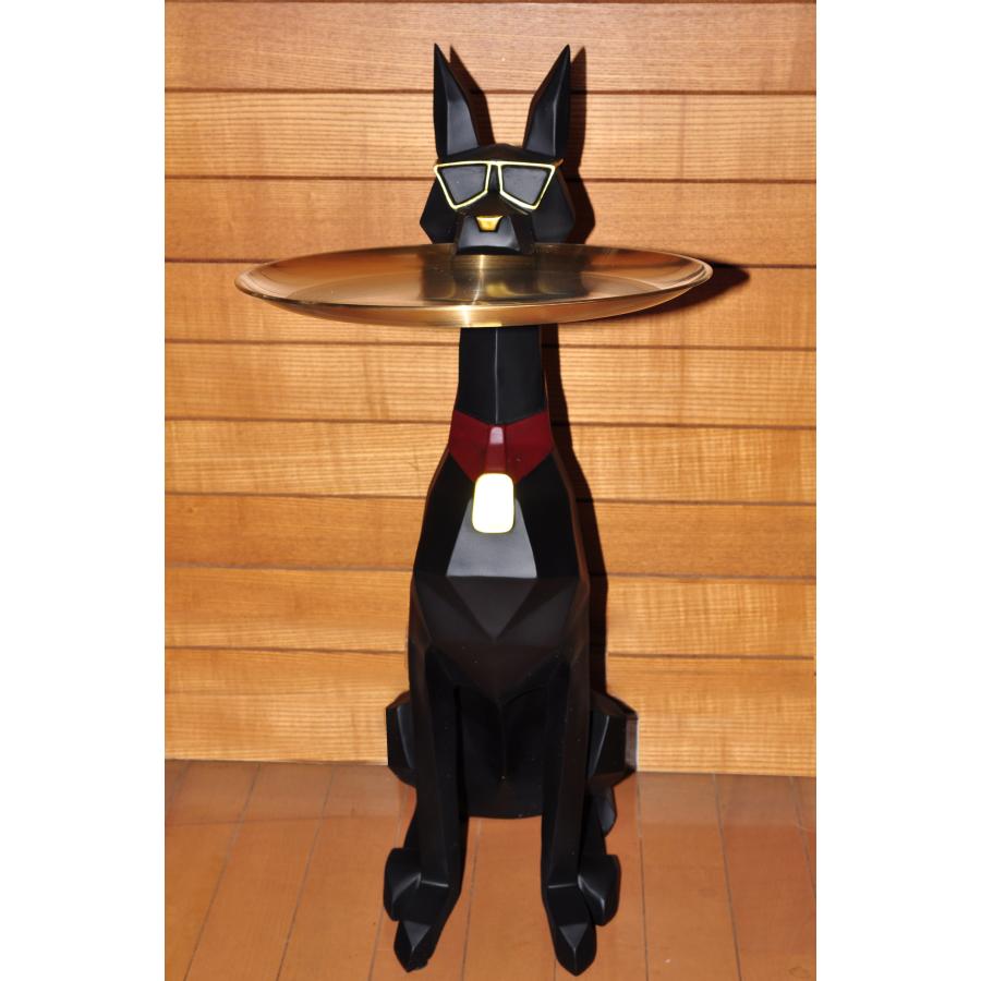 セール！ゴールド色のトレイを咥えた、ドーベルマン犬 小物テーブル