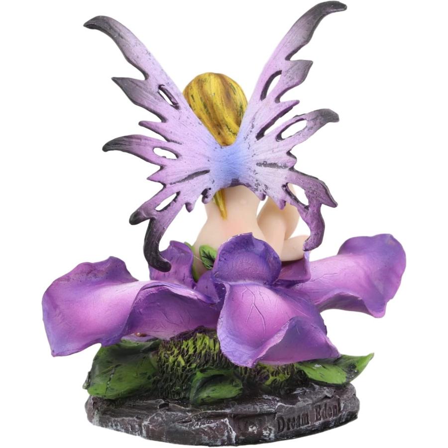 てんとう虫と紫のアイリスの花に座る美しい金髪の妖精ペチュニア彫像