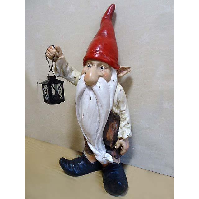 美術工芸品 金属ランタンを持つ赤い帽子を被ったノーム サンタの光の番