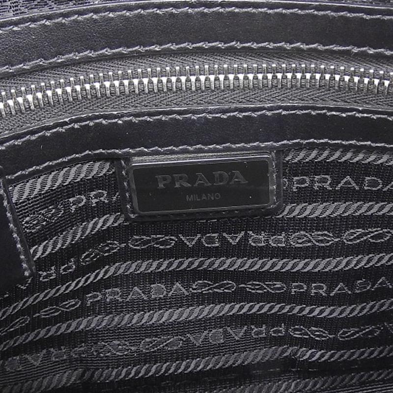 PRADA（プラダ） ショルダーバッグ 斜め掛けショルダー レザー カーキ