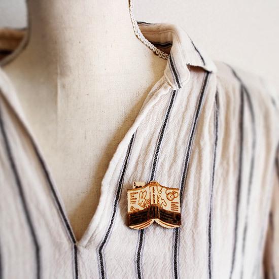 ブローチ 木製 本 白ウサギ 物語 木のブローチ : インディーズ雑貨