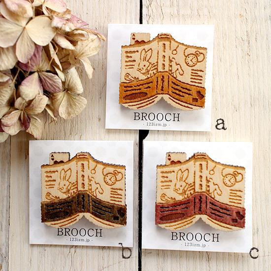 ブローチ 木製 本 白ウサギ 物語 木のブローチ : インディーズ雑貨