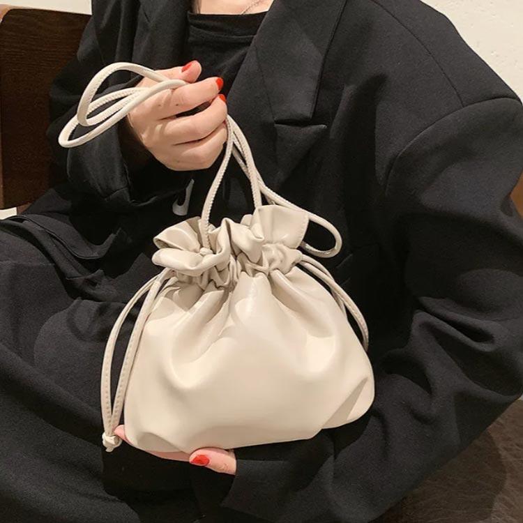 美品　les petits joueurs ショルダーバック　巾着型　ハンド 美品 les petits joueurs ショルダーバック 巾着型 ハンド 楽天