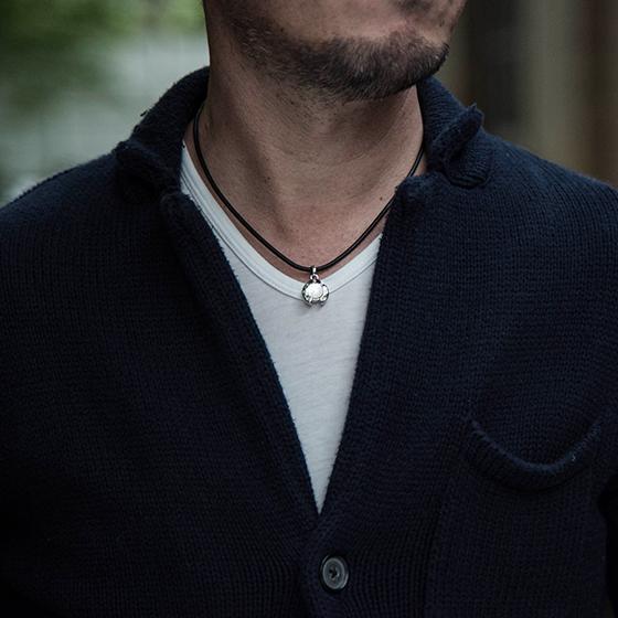 15629✨タグ付き✨45R レザーの小花ネックレス/馬革/ビーズ ネックレス