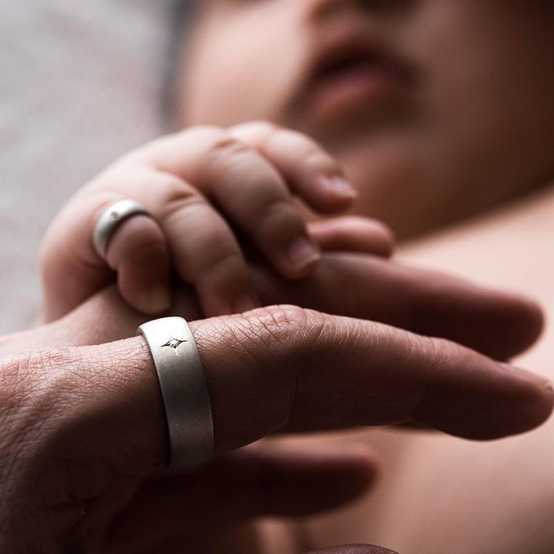 ベビーリング とパパリング お揃い セット 男の子 出産祝い ギフト 男の赤ちゃん 指輪 名入れ リング シンプル シルバー Ring02 3 18金ゴールドのお守りネックレス ロッソエブルー 通販 Yahoo ショッピング