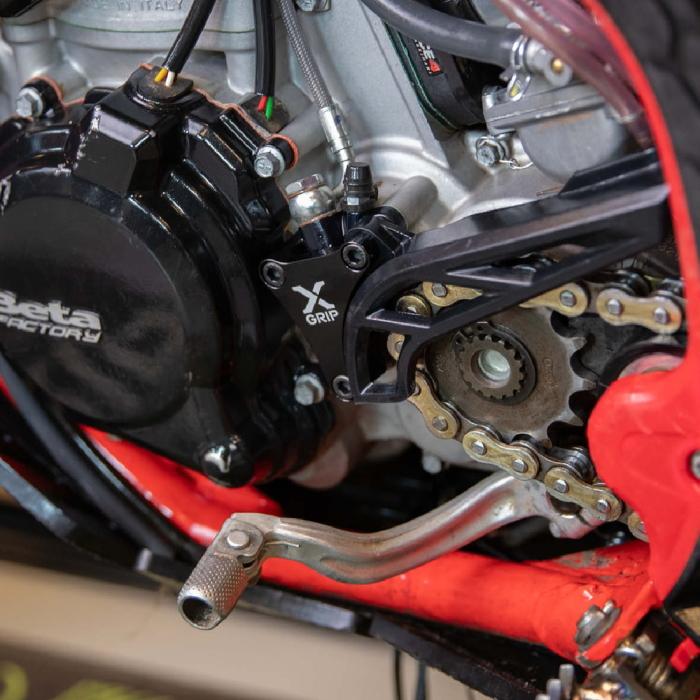X-GRIP エックスグリップ クラッチスレーブガード (BETA : RR2T250 '18-24、XTRAINER 250 '15-24、RR4T350 '20-24) バイク オフロード エンデューロ モトクロス_2