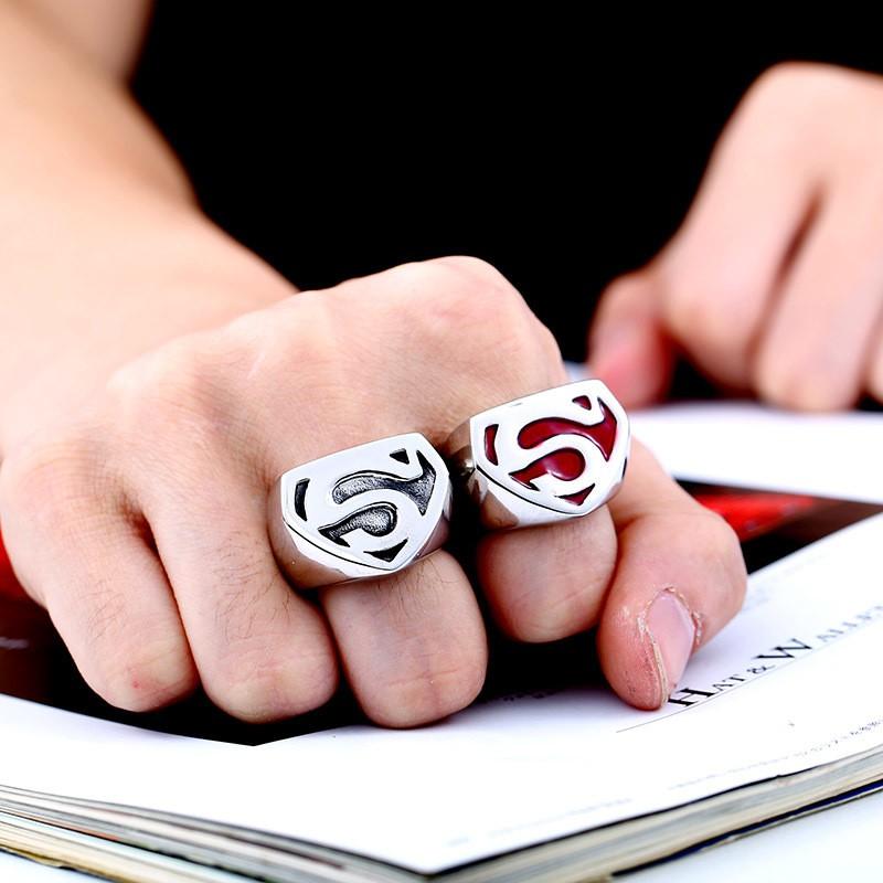 スーパーマンデザインレッドリング スタイリッシュなスーパーマンのマークのリング シルバー 高品質316Lサージカルステンレスリング　金属アレルギー対応 |  | 01