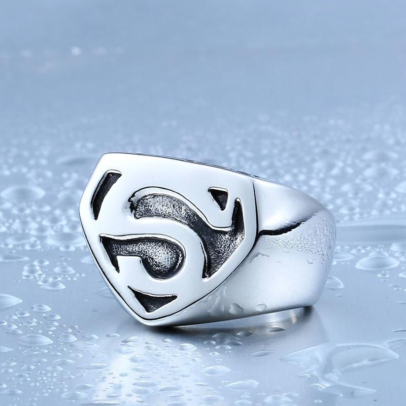 スーパーマンデザインレッドリング スタイリッシュなスーパーマンのマークのリング シルバー 高品質316Lサージカルステンレスリング　金属アレルギー対応 |  | 02