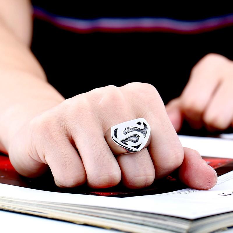 スーパーマンデザインレッドリング スタイリッシュなスーパーマンのマークのリング シルバー 高品質316Lサージカルステンレスリング　金属アレルギー対応 |  | 04