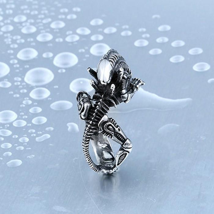 ウルトラマン　シルバー製　フェイス型リング　未使用品 リング 指輪 メンズ ステンレス エイリアン サージカルステンレス