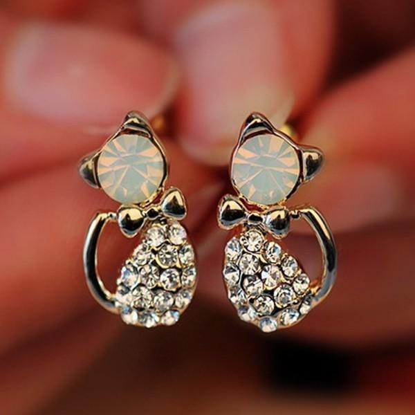 ネコ ピアス クリスタル ビジュー 猫 ブラック ホワイト ゴールド