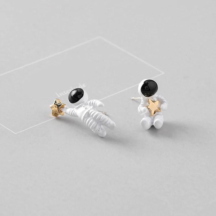 宇宙の星渦と宝石の国の夜 魔法のような球体　宇宙レジンアシンメトリー天球儀ピアス 宇宙の宝石天球儀と魔法陣天球儀ピアス イヤリング 魔法のような