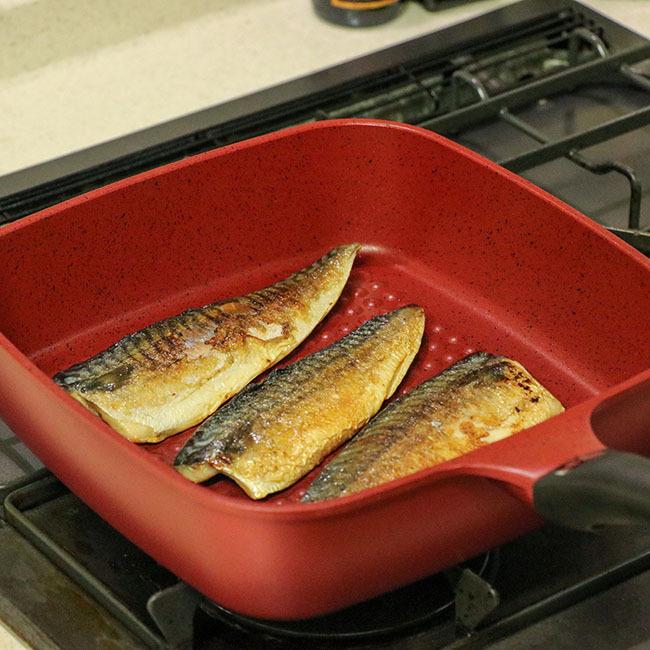 エンボス グリルパン Ih対応 26cm 焦げ知らず フライパン Ih ガス火 ガス 角型 赤 レッド 調理器具 アルミ鍋 アルミ製 おすすめ 蓋付き アルミフライパン 蓋 N005 S1 ロイヤル通販 通販 Yahoo ショッピング