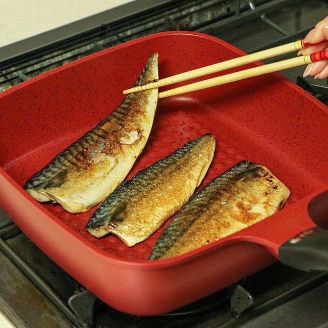 エンボス グリルパン Ih対応 26cm 焦げ知らず フライパン Ih ガス火 ガス 角型 赤 レッド 調理器具 アルミ鍋 アルミ製 おすすめ 蓋付き アルミフライパン 蓋 N005 S1 ロイヤル通販 通販 Yahoo ショッピング