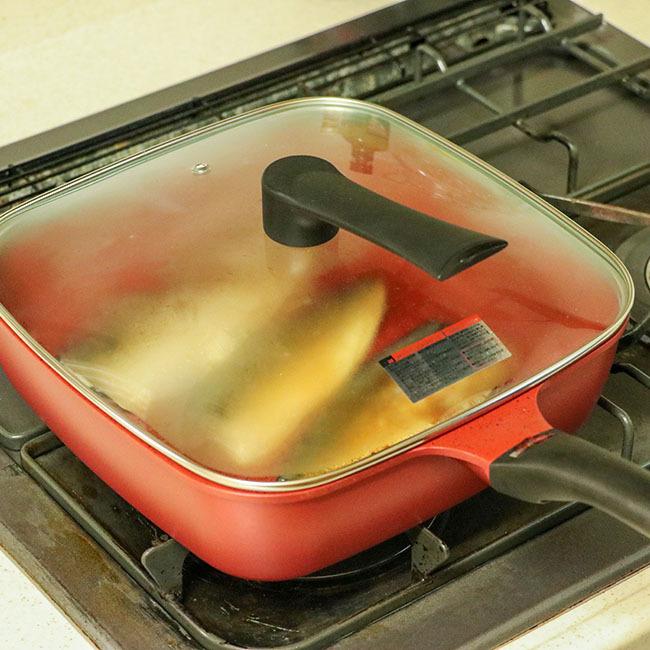 エンボス グリルパン Ih対応 26cm 焦げ知らず フライパン Ih ガス火 ガス 角型 赤 レッド 調理器具 アルミ鍋 アルミ製 おすすめ 蓋付き アルミフライパン 蓋 N005 S1 ロイヤル通販 通販 Yahoo ショッピング