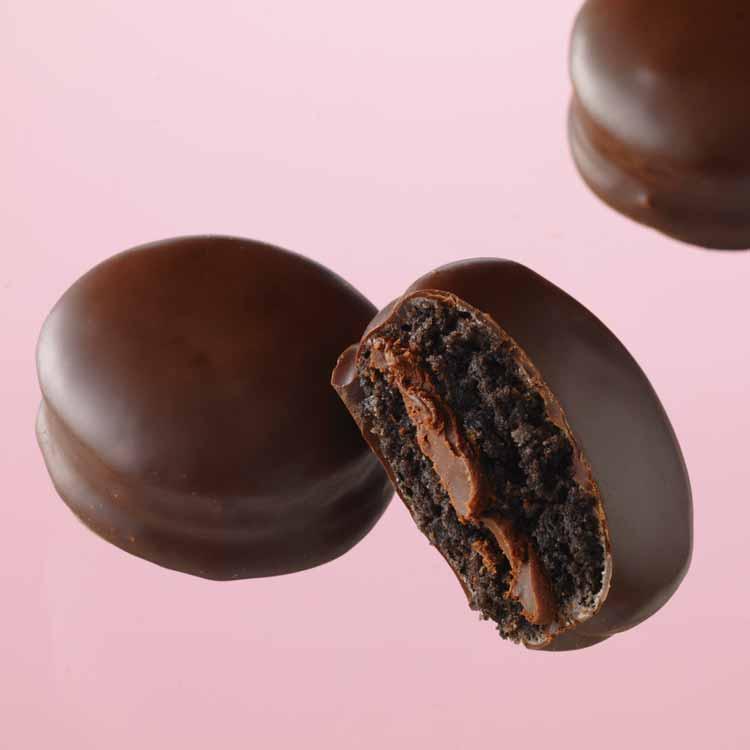 ロイズ 公式 ROYCE' 期間数量限定 バレンタイン カカオマカロン[3個入] スイーツ チョコレート プチギフト 個包装 ポイント利用 | ROYCE' | 02