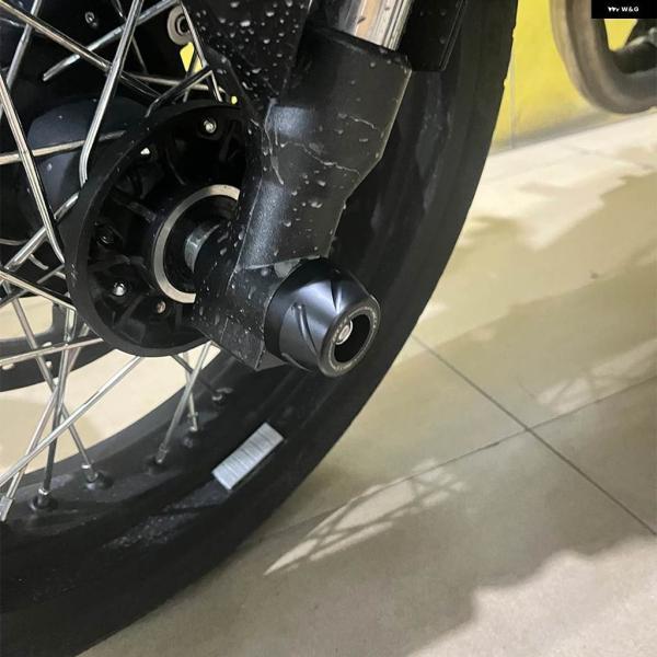 並行輸入品フロントリア アクスル フォーク クラッシュ スライダー ヤマハ MT-07 XSR700 ホイール防止 プロテクター オートバイ アクセサリーの画像