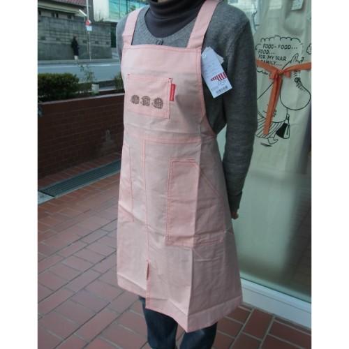 Lisa Larson（リサラーソン） エプロン シャンブレー無地 ピンク 後ろ
