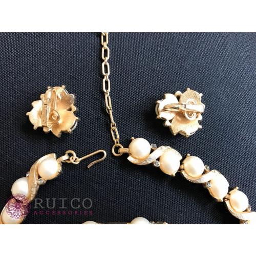 【新品同様 / 希少】 TRIFARI トリファリ イヤリング ピアス ゴールド アンティーク 【2676010440】(15795円)