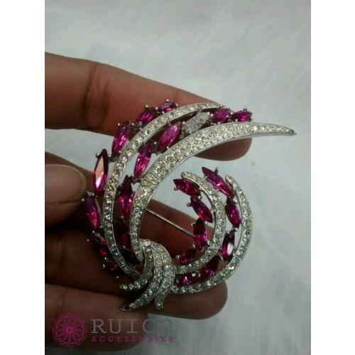 TRIFARI トリファリ ブローチ ラインストーン アンティーク TRIFARI トリファリ ブローチ ビンテージ