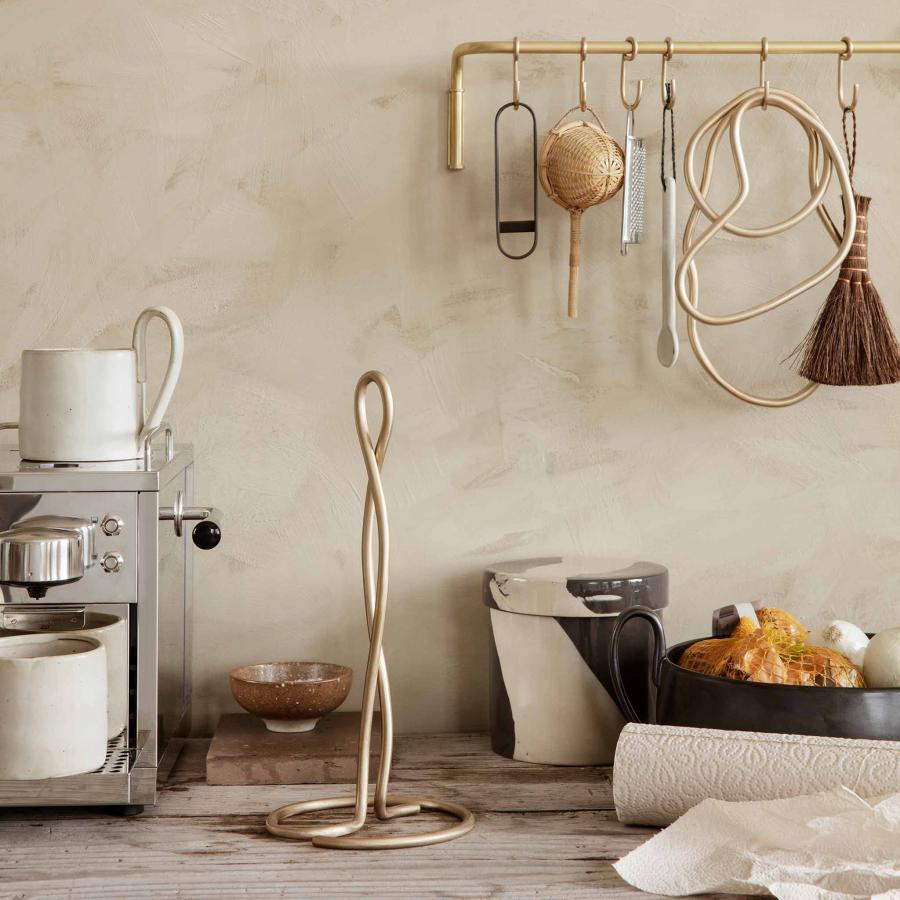 Ferm Living ファームリビング 有機的なフォルムの真鍮製キッチンペーパーホルダー Curvature Brass 北欧 インテリアの画像