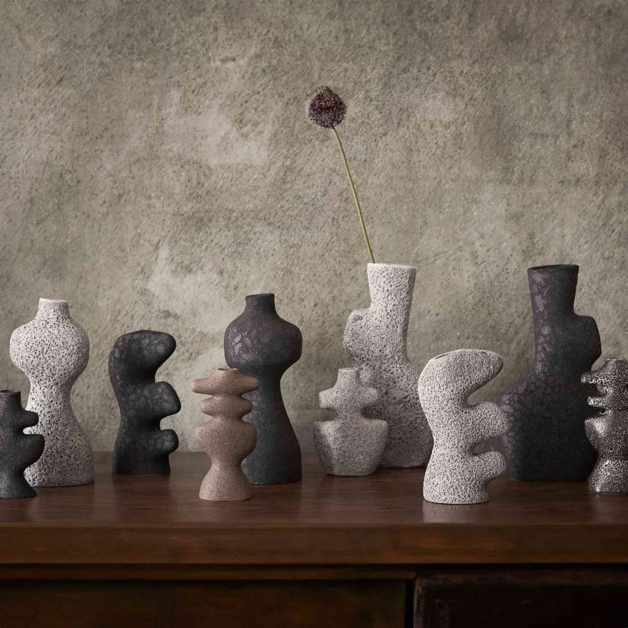 Ferm Living ファームリビング ラスティックなテクスチャと柔らかな有機フォルムのフラワーベース Yara ブラック 高さ24cm 陶器_4