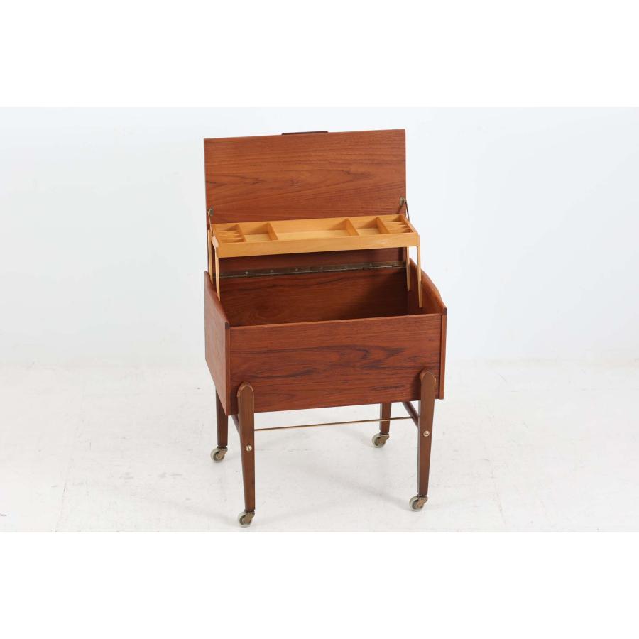 デンマーク製 お洒落な形のキャスターワゴン チーク材 北欧家具