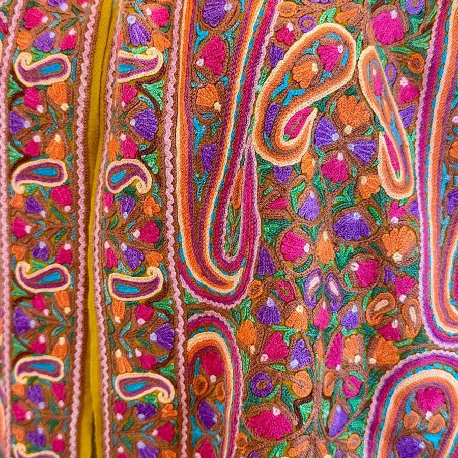 カシミール ショール 刺繍 メリノウール 手刺繍 シルク糸使用 ストール ペイズリー総柄 マスタードカラー インド製 一点物 伝統工芸 レディース 上品 高級感の画像