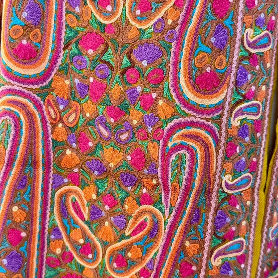 カシミール ショール 刺繍 メリノウール 手刺繍 シルク糸使用 ストール ペイズリー総柄 マスタードカラー インド製 一点物 伝統工芸 レディース 上品 高級感の画像