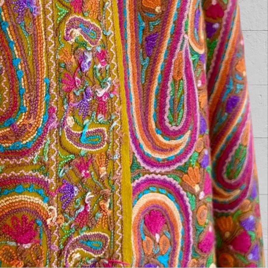 カシミール ショール 刺繍 メリノウール 手刺繍 シルク糸使用 ストール ペイズリー総柄 マスタードカラー インド製 一点物 伝統工芸 レディース 上品 高級感の画像