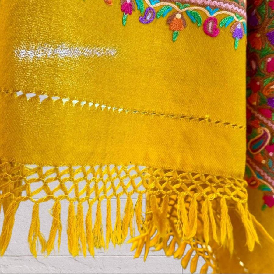 カシミール ショール 刺繍 メリノウール 手刺繍 シルク糸使用 ストール ペイズリー総柄 マスタードカラー インド製 一点物 伝統工芸 レディース 上品 高級感の画像