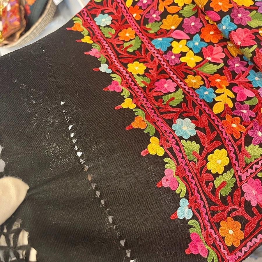 ショール 大判 シルク刺繍 メリノウール カシミール タペストリー スカーフ 手作り ハンドメイド 一点もの カラフル刺繍 インド伝統工芸 ナチュラルインテリアの画像