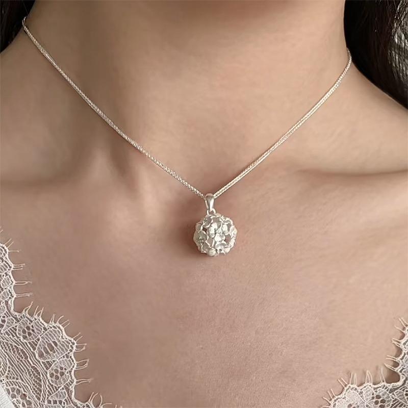 シルバー 円形ペンダント ネックレス ネックレス ペンダント シルバーカラー 銀色 花 フラワー アジサイ