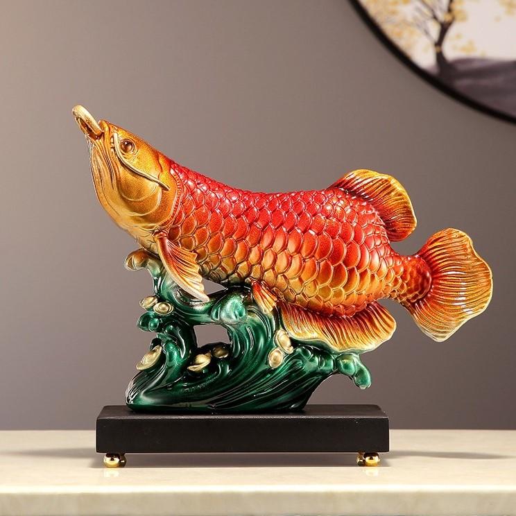 アロワナ（招財金龍魚）の彫刻 赤オレンジ 樹脂製 アロワナ（招財金龍魚）の彫刻 赤オレンジ 樹脂製 アロワナ（招財金龍