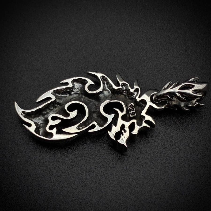 シルバー925 ペンダントトップ ドラゴン 龍 炎 トライバルデザイン メンズネックレス 重厚感 ハード系 アジアンファンタジー 彫刻デザイン 銀製トップ 龍神 鋭角の画像