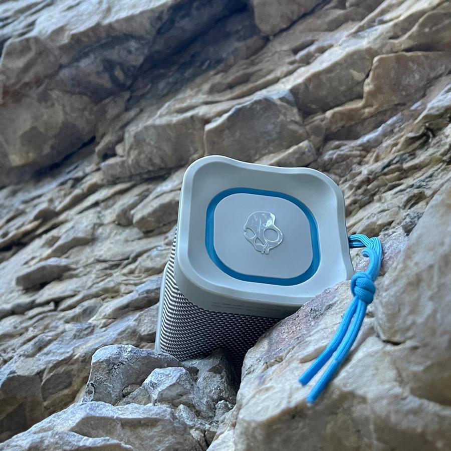 本物の製品を販売する Skullcandy Terrain Mini Wireless Bluetooth Speaker - IPX7 Waterproof Portable Speaker with Dual Custom Passive Radiators， 14 Hour Battery， Nylon Wrist