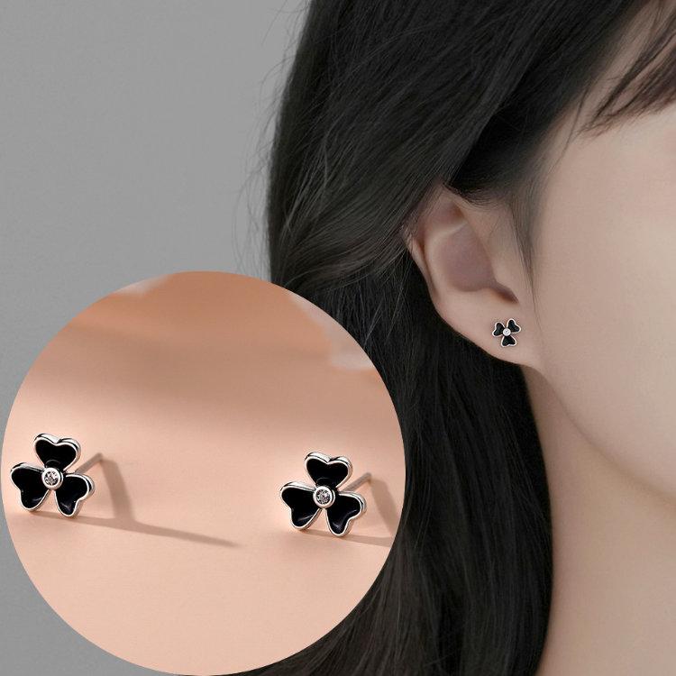 ピアス クローバー ブラック 三つ葉 はっぱ 小さい シンプル