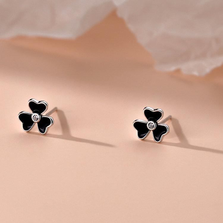 ピアス クローバー ブラック 三つ葉 はっぱ 小さい シンプル 軟骨 金属