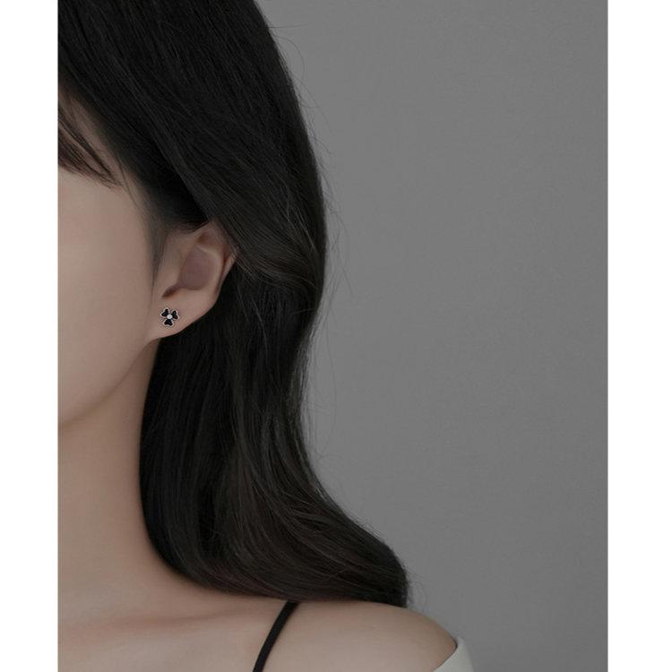 ピアス クローバー ブラック 三つ葉 はっぱ 小さい シンプル 軟骨 金属