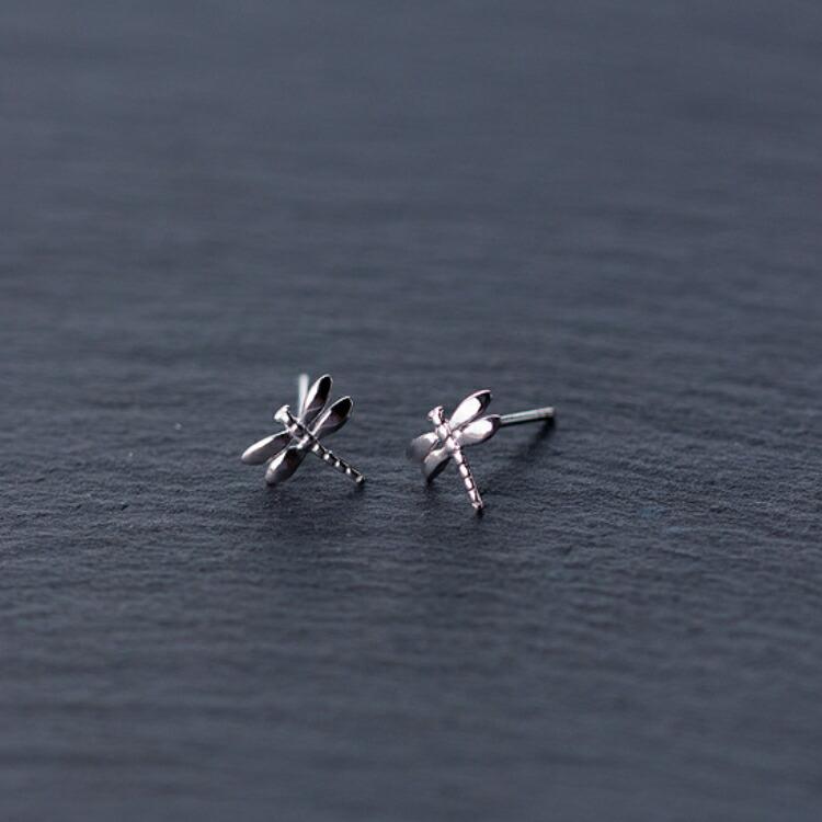 季節コーデにも可愛いトンボピアス シルバー925 アレルギー対応 ピアス シルバー とんぼ 蜻蛉 昆虫 小さい 小さめ 秋コーデ 秋 メンズ レディース 爆買 | ブランド登録なし | 01