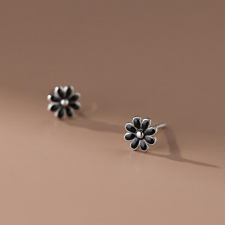 白と黒のひまわりモチーフピアス ホワイト ブラック 花 フラワー