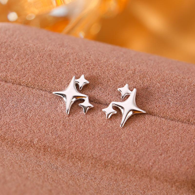 四芒星モチーフの煌めき3連星ピアス 四芒星 ピアス クロススター 十字