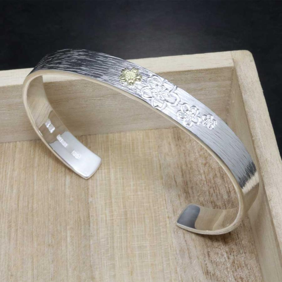 バングル メンズ ブランド 龍頭 川面浮桜 平打ち シルバーバングル 幅8mm シルバー K18 18K 18金 シンプル 桜 さくら サクラ SAKURA 槌目 鎚目 サイズS/M/Lの画像